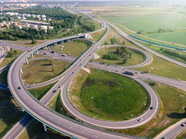 Hava manzaralı otoyol kavşağı çoklu yol kavşaklarını değiştirir. Otoyolda giden trafik arabaları.