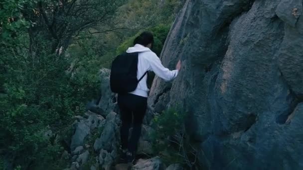 Kayalık Dağlarda Yürüyüş Yapan Kadın Yazın Dağlarda Turizm Canlı Kamera — Stok video