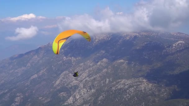 Parapente Eleva Sobre Parapente Cielo Montaña Deporte Extremo Las Montañas — Vídeos de Stock