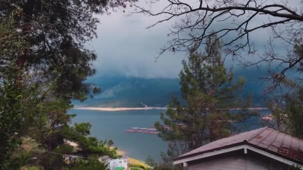 Озеро Каракаорін Штормовою Хмарою Круглими Клітками Рибна Ферма Озері Туреччина — стокове відео
