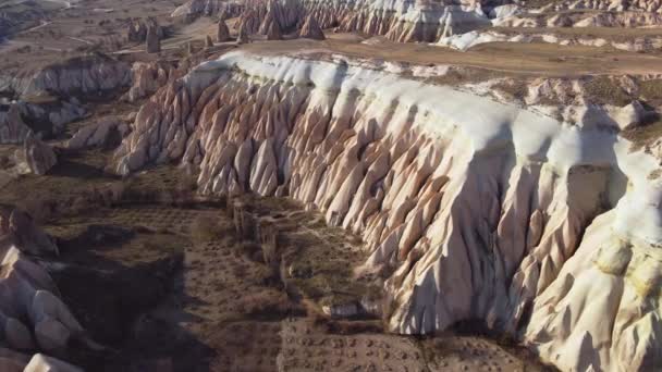 İnanılmaz Kapadokya manzarası ve dağlardaki mağaraları — Stok video