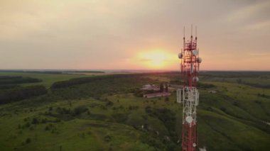 Gün batımında Telekomünikasyon Kulesi 5G Anten 'in havadan görüntüsü. Kırsal kesimdeki iletişim sistemlerinin bağlantı sistemi.