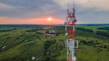 Telekomünikasyon kulesi 5G, kırsal bölgedeki iletişim sistemlerinin kablosuz GSM anten bağlantı sistemi.