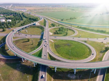 Yol kavşağının hava görüntüsü ya da yolda hız yapan otoyol kavşağı. İnsansız hava aracı tarafından alınan ulaşım ağı