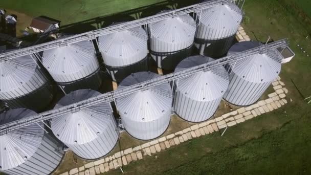 Enorme construcción metálica de elevadores de grano — Vídeo de stock