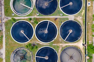 Atık su arıtma tesisinde yapılan anketlerin hava manzarası, kirli veya lağım suyu filtresi