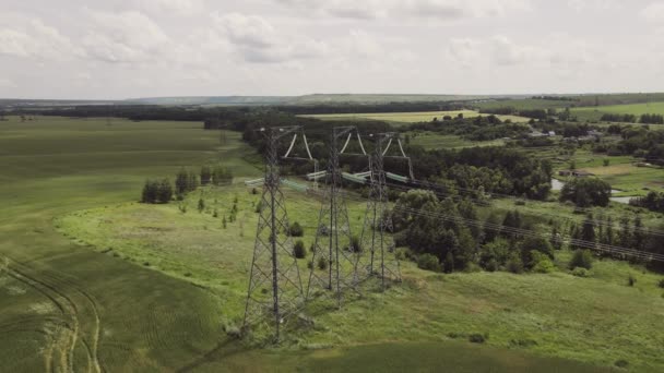 Power transmission poles and high-voltage lines of high-voltage masts. — Vídeo de stock