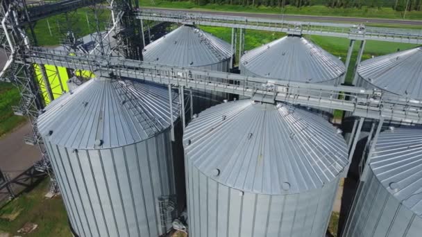 Granero grande de plata. Elevadores de grano modernos. — Vídeos de Stock