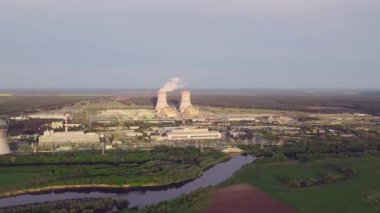 Nükleer santral üretimi yenilenebilir enerji kaynaklarından temiz enerji