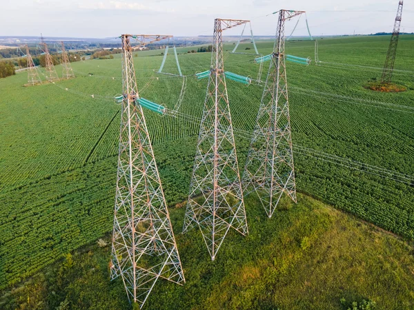지역에 전기를 공급하기 산업용 철탑에 고압선의 연쇄적 — 스톡 사진
