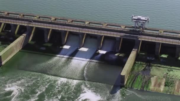 Kapıdan akan suyu olan hidroelektrik baraj. — Stok video