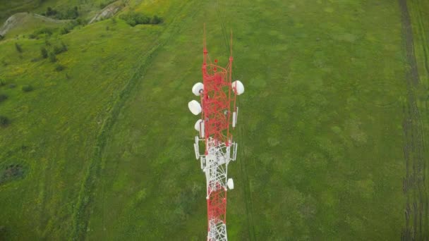 Telecommunicatie antenne toren met 5G basisnetwerk — Stockvideo