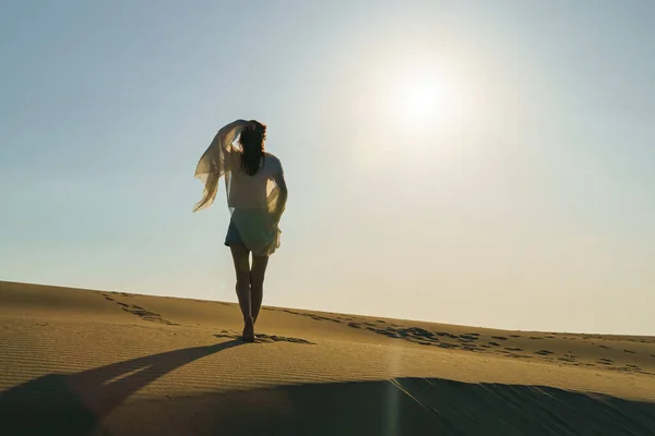 Тысячелетняя Женщина Стоящая Волнистых Песчаных Дюнах Пустынного Ландшафта Золотом Закате — стоковое фото
