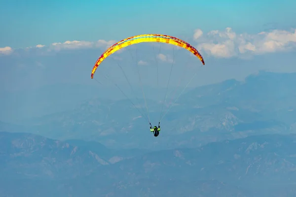 Parapente Eleva Sobre Parapente Cielo Montaña Deporte Extremo Las Montañas — Foto de Stock