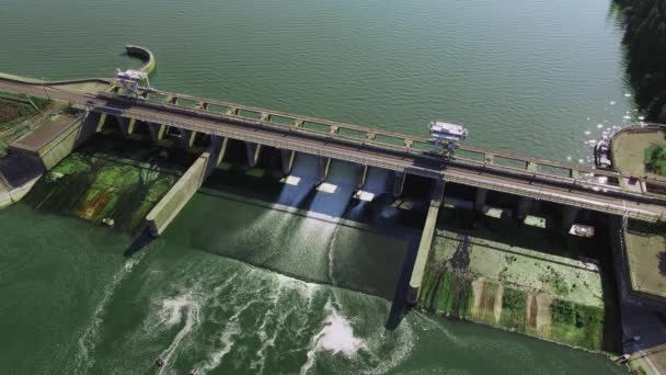 Presa Con Agua Corriente Central Hidroeléctrica Vista Aérea Desde Dron — Vídeos de Stock