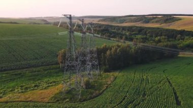 Endüstriyel elektrik kulesindeki yüksek voltaj hattı. Enerji aktarımı, başlık güç hattı ile.