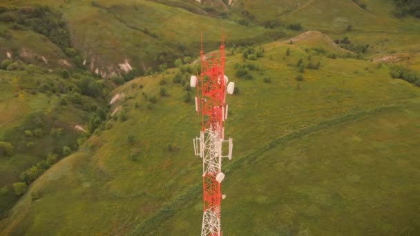 Torre de antena de telecomunicaciones con red base 5G y 4G — Vídeo de stock