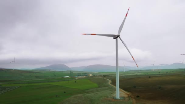 A megújuló energiát termelő szélturbinafarmok A Vestas az energiaipar — Stock videók