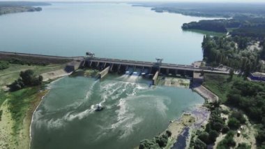 Hidroelektrik santralinde akan suyla dolu bir baraj. İHA 'dan hava görüntüsü