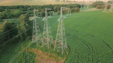 Endüstriyel elektrik kulesinde yüksek voltajlı elektrik hattı. Enerji aktarımı, başlık güç hattı ile.