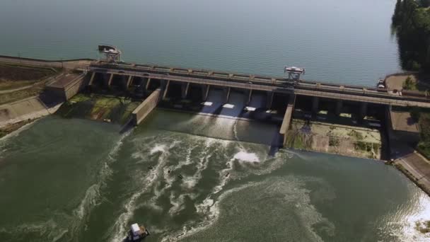 Diga Idroelettrica Con Acqua Fiume Verde Che Scorre Attraverso Cancello — Video Stock