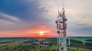 Telekomünikasyon kulesi Anten, gün batımında. Telekomünikasyon GSM 5G ve 4G kulesinin tepesindeki teknoloji.