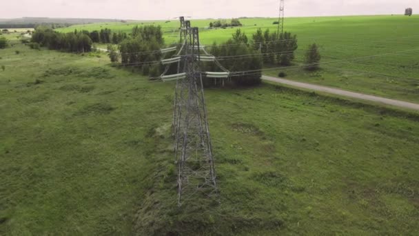 Torre de linha elétrica industrial de alta tensão — Vídeo de Stock