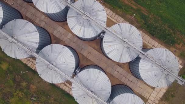 Luchtfoto Van Ronde Graanschuren Grote Zilveren Bakken Voor Het Verwerken — Stockvideo