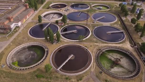 圆形净化器位于一个巨大的污水处理设施内 污水处理厂沉淀池的空中景观 — 图库视频影像
