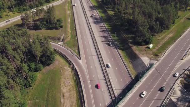 Vedere aeriană a joncțiunii rutiere cu mașini în mișcare . — Videoclip de stoc