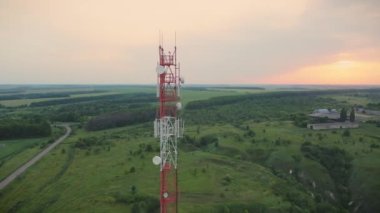 Telefon kulesinin 5G baz istasyonu alıcı vericili olduğu yer. Telekomünikasyon anten direğinin hava görüntüsü