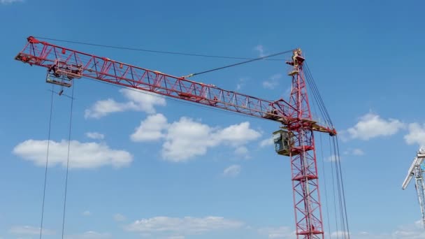 Grue Tour Industrielle Élevée Sur Chantier Construction Nouveau Bâtiment Résidentiel — Video