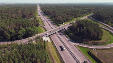 Otoyol, hareket halindeki arabalarla çok katlı kavşak yolu. Arabalar bir yol kavşağında hareket ediyor.