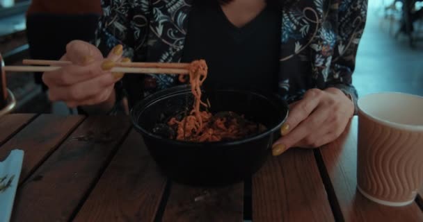 Mujer Comiendo Pasta Mariscos Cafetería Calle Gran Ciudad Almuerzo — Vídeo de stock