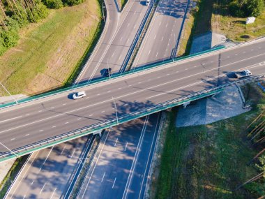 Yol kavşağı ile araba trafiği ulaşımı, hava manzarası