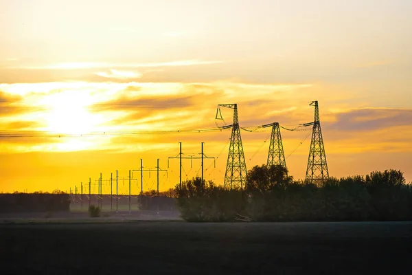 Sändningstornet Vid Solnedgången Elektrisk Transmissionsstation Med Metallstänger Och Elektriska Ledningar — Stockfoto