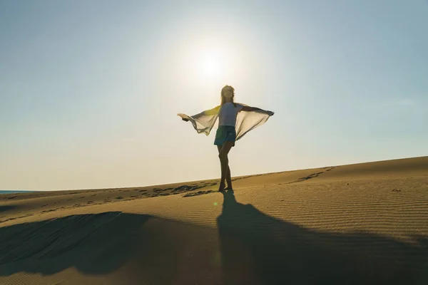 Femme Debout Sur Des Dunes Sable Ondulées Dans Paysage Désertique — Photo