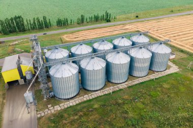 Tarım bölgesindeki metal tahıl asansörünün havadan görünüşü. Tahıl deposu