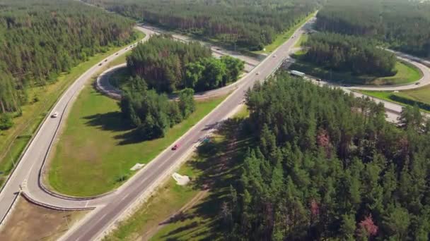 Перехрестя Доріг Транспортними Перевезеннями Лісі Поблизу Міста Вид Повітря — стокове відео