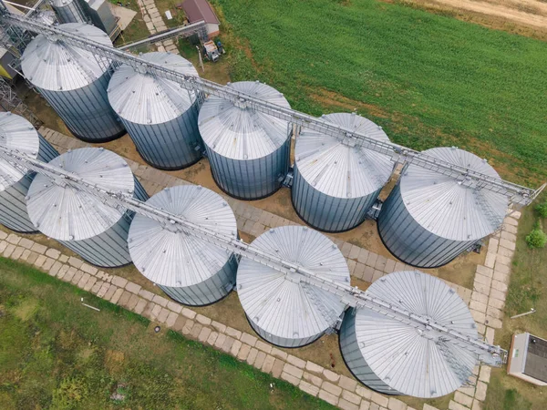 Duży Metalowy Silos Przechowywania Ziarna Nowoczesny Zakład Przemysłowy Spichlerz Kontenery — Zdjęcie stockowe