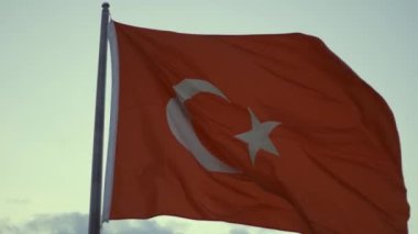 Gökyüzü arkaplanında Türk Bayrağı
