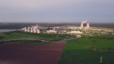 Nükleer enerji santrali nükleer güç veya elektrik üretir. Düşük karbon ayak izi ve Endüstriyel emisyonlu elektrik kaynakları