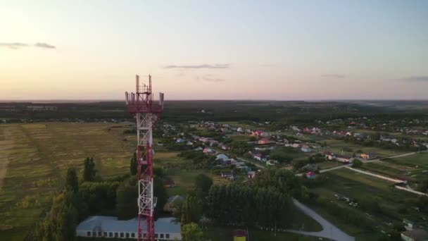 Odbiornik Anteny Telekomunikacyjnej Wieży Telefonicznej Nadajnikiem Stacji Bazowej Widok Lotu — Wideo stockowe