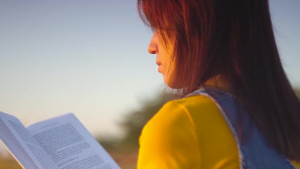 Millennial Woman Liest Buch Park Atmet Frische Luft Erholt Sich — Stockvideo