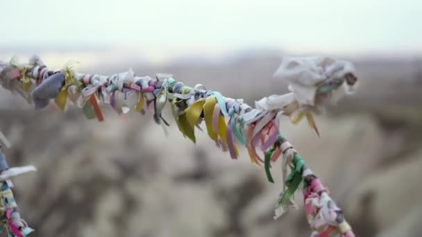 Rama de árboles con cintas de colores de deseos en Capadocia — Vídeos de Stock