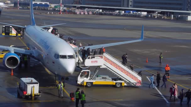 Pobeda Boeing 737 Típusú Légi Járművének Utasai Vnukovo International Repülőtérre — Stock videók