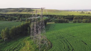 Elektrik iletim güç hattı. Yüksek voltajlı kule. Kırsal alanda yüksek voltajlı elektrik hattı.