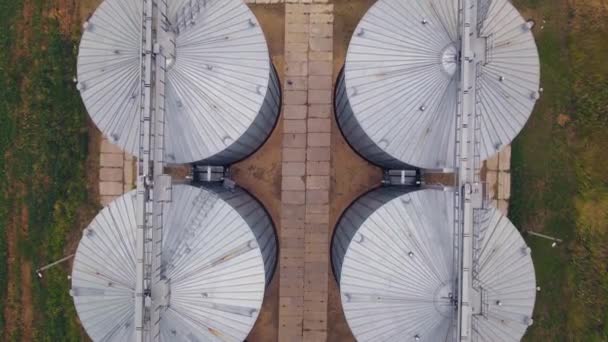 农业区金属谷物升降机的空中景观 粮食储存仓库 — 图库视频影像