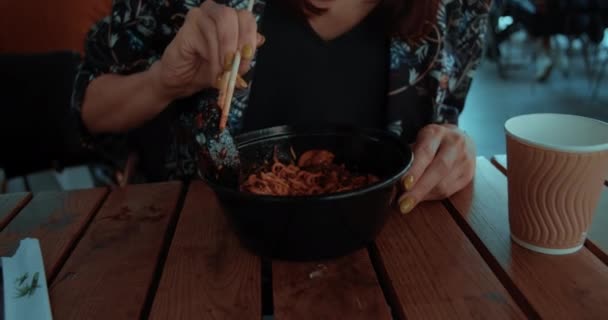 Mujer Comiendo Pasta Mariscos Cafetería Calle Gran Ciudad Almuerzo — Vídeos de Stock