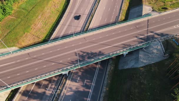 Autostrada Wymienia Wiele Węzłów Drogowych Samochody Osobowe Poruszające Się Autostradzie — Wideo stockowe